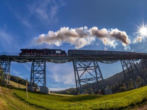 Erzgebirgische Aussichtsbahn dampft über das Markersbacher Viadukt