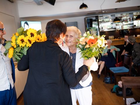 Bildvergrößerung: Die Preisträgerin erhält Blumen