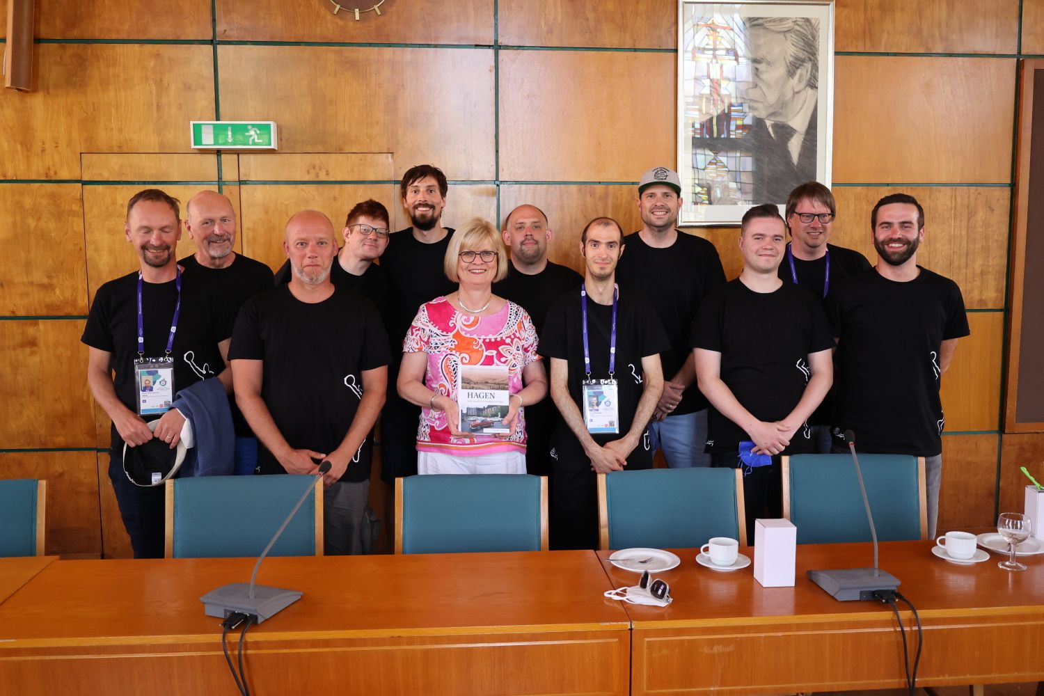 Gruppenbild mit Bezirksstadträtin und Basketballern 