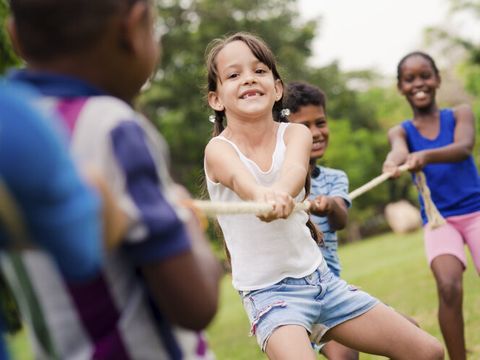 Kinder ziehen von zwei Seiten an einem Seil