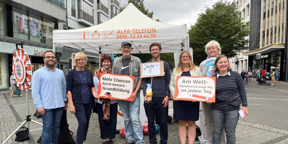 Das Alpha-Mobil Team mit Bildungsstadträtin Heike Schmitt-Schmelz in der Wilmersdorfer Straße