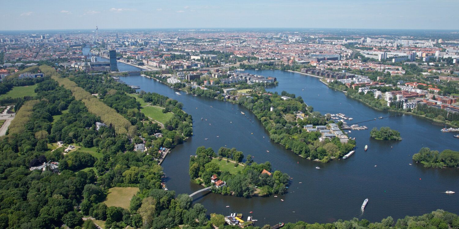 Rummelsburger Bucht, Blick über den Treptower Park und Rummelsburger See