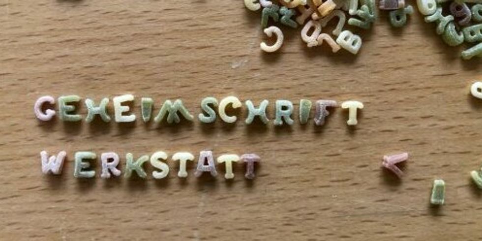 Veranstaltungstitel in bunten Buchstabennudeln