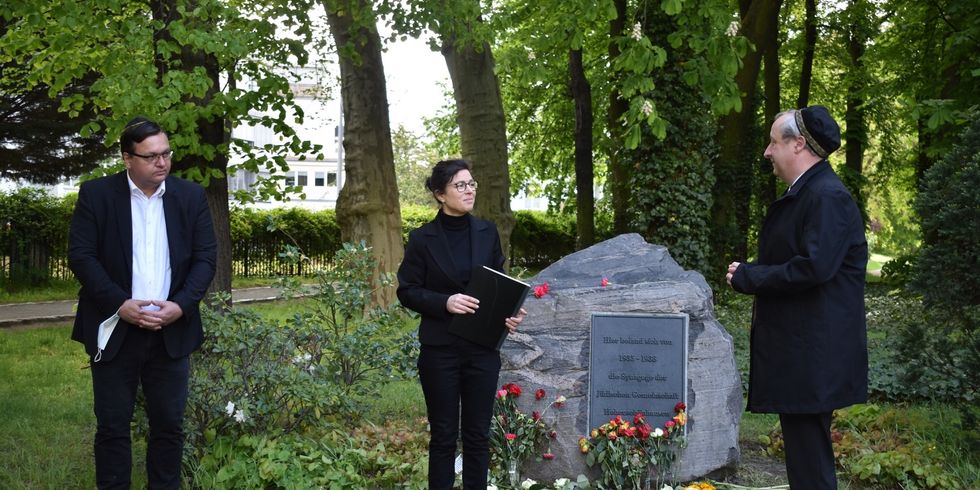 Michael Grunst, Kantorin Esher Hirsch und Bischof Dr. Christian Stäblein vor dem wieder eingeweihten Gedenkstein der Synagoge in der Konrad-Wollf-Str. 91