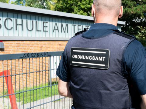 Kollege des AOD an Schule zur Schulwegsicherung