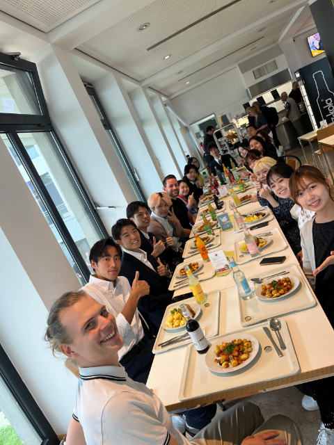 die Jugendgruppe aus Tokio-Shinjuku beim Mittagessen im Rathaus Tiergarten