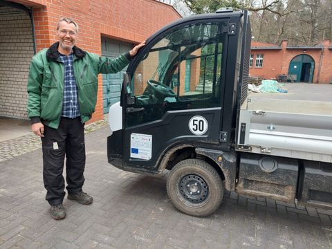 Mitarbeiter mit Elektronutzfahrzeug