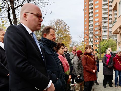 9. November 2023: Gemeinsames Gedenken bei der Stolpersteinverlegung an der Albrechtstraße (v.l.n.r. Bezirksstadtrat Tim Richter, Dr. Johannes Krug (Superintendent Evangelischer Kirchenkreis Teltow-Zehlendorf), Bezirksbürgermeisterin Maren Schellenberg