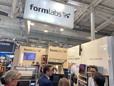 Blick nach oben auf ein herabhängendes Firmenschild "formlabs"