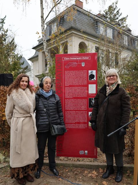 v.l.n.r. Geschäftsführende Direktorin des Fritz-Haber-Instituts Prof. Dr. Beatriz Roldán Cuenya, Wissenschaftshistorikerin Prof. Dr. Annette Vogt, Bezirksstadträtin Cerstin Richter-Kotowski