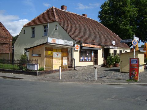 Gasthaus Zum Alten Krug mit Foto Eichhorn-Anbau in Rudow von 2009