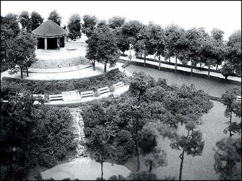 Erwin Barth - Sachsenplatz (Brixplatz), Modell, Ausschnitt Pavillon mit Wasserfall, noch ohne die große Formation, um 1913