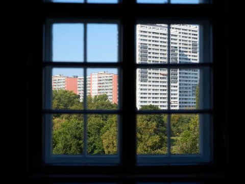 Blick aus dem Fenster der VHS Lichtenberg auf den Fennpfuhlpark und ein Hochhaus in der Nachbarschaft.