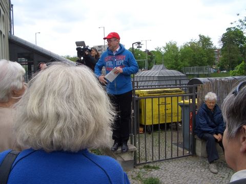 Reinhard Naumann eröffnet den Kiezspaziergang am Bahnhof Heerstr. am 11.5.2013, Foto: Held