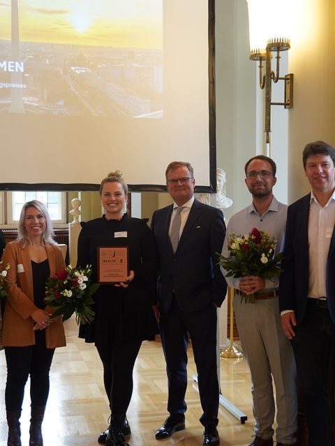 Foto 1 - von links nach rechts, 3.Platz BA Treptow-Köpenick, 1. Platz BA Marzahn-Hellersdorf; Staatssekretär Herr Schyrocki, 2. Platz BA Friedrichshain-Kreuzberg