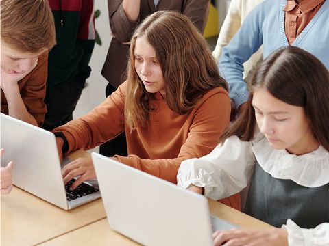 Kinder arbeiten am Laptops