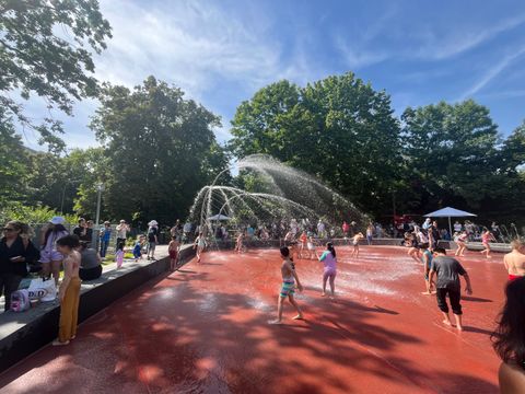 Spielende Kinder bei der Eröffnung der Plansche an der Singerstraße am 20. Juni 2024