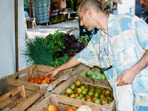 Mann beim Einpacken beim verpackungsfreien Verkauf von Obst und Gemüse