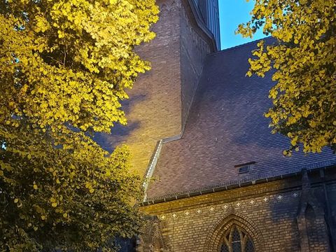 Bildvergrößerung: Konzert im Abendlicht vor der Nikolaikirche