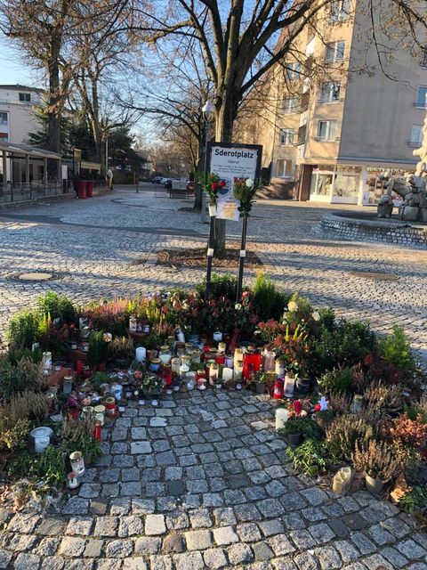 Zeichen der Solidarität: Sderotplatz in Zehlendorf verwandelt sich in ein Meer aus Blumen und Kerzen