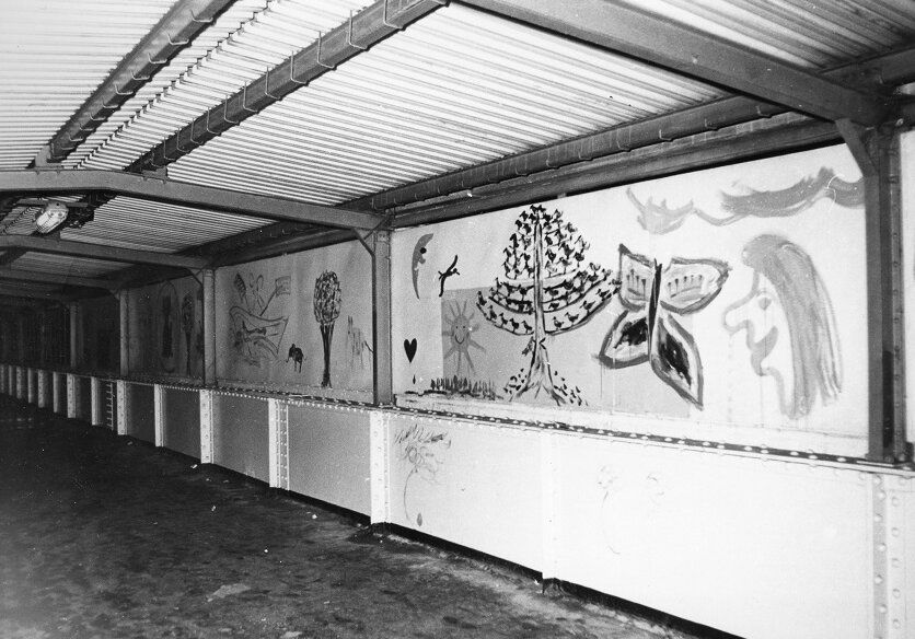 Storkower Fußgängerbrücke mit Malereien vom 25.11.2023