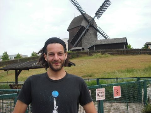 Simon Rehle vor der Marzahner Windmühle