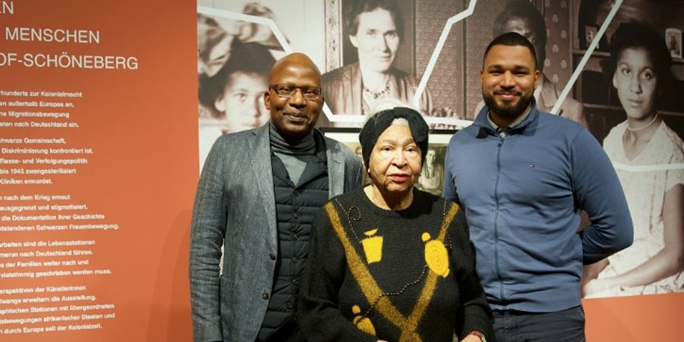 Leonard Konrad-Adomako (r.) mit seinem Vater Roy Adomako und seiner Großmutter Beryl Adomako bei der Ausstellungseröffnung im Schöneberg Museum