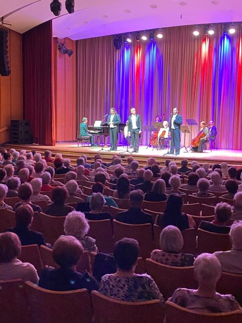 Bildvergrößerung: Voller Saal beim Konzert der "HauptstadtTenöre" im Ernst-Reuter-Saal