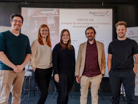 Bildvergrößerung: (v.l.n.r.): Juri Effenberg (Regionalinkubator Berlin Südwest), Paulin Fiedler (AOK Nordost), Miriam Hils (Bezirksamt Steglitz-Zehlendorf), Dr. med. Christian Keßler (Immanuel Krankenhaus Berlin und Charité Berlin), Marcel Skrzipczyk (Lehrakademie für Physiotherapie)