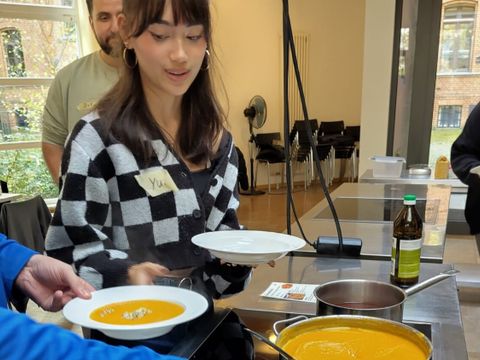 Als Hauptgang gab es einen großen Topf mit Kürbissuppe mit einem Gemüse-Topping