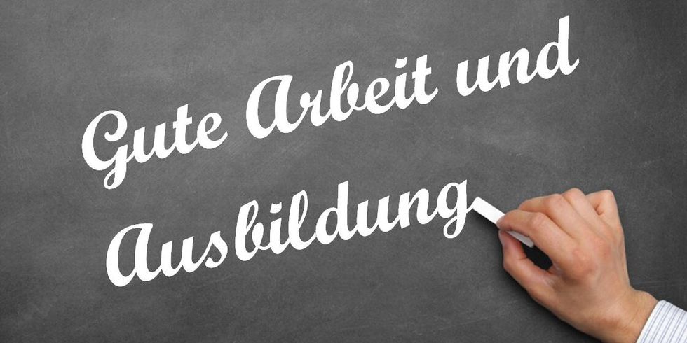 Tafel mit der Aufschrift "Gute Arbeit und Ausbildung"