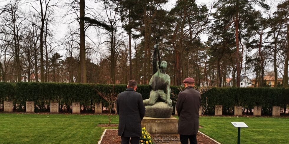 Bezirksbürgermeister und BV-Vorsteher an Grabanlage Kapp-Putsch auf dem Friedhof Adlershof