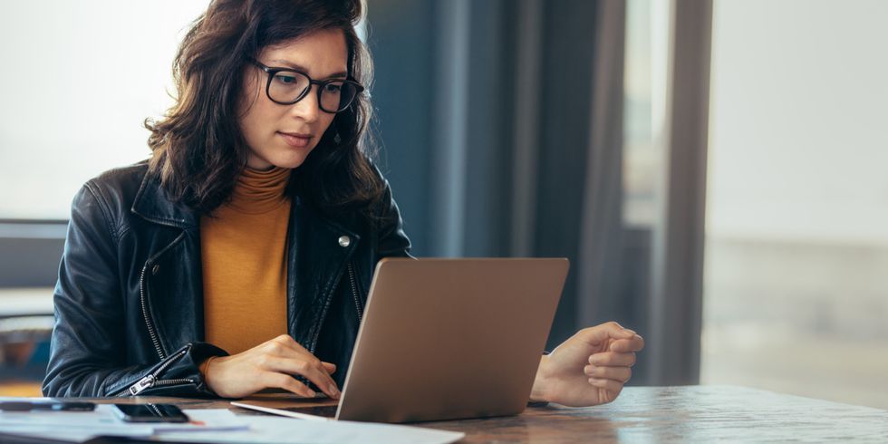 Frau arbeitet am Laptop