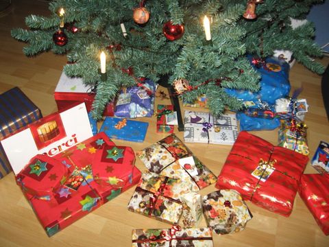 Geschenkpakete unter dem Weihnachtsbaum