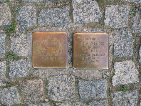 Bildvergrößerung: Stolperstein für die Eheleute Zernick