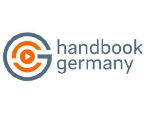 logo des handbook germany - Ein grauer Großbuschstabe G mit einem orangefarbigen Play-Button in der Mitte