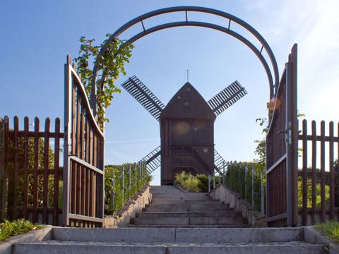 Bockwindmühle - außen - Treppe zur Mühle mit Hochzeitsbogen