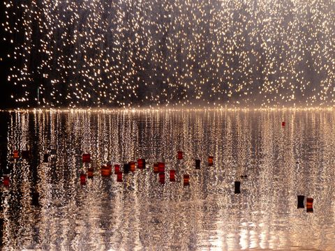 Lichtermeer über Wasser