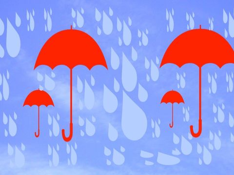 Zwei große und zwei kleine rote Regenschirme