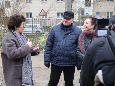 Bezirksbürgermeisterin Maren Schellenberg im Gespräch mit Vira Lytovchenko (rechts) und ihrem Vater