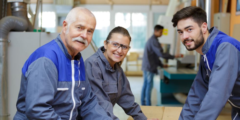 Arbeiter:innen besprechen sich