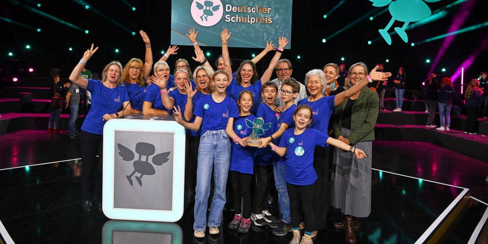 Lehrkräfte sowie Schülerinnen und Schüler der Rothenburg-Grundschule Berlin bei der Ehrung beim Deutschen Schulpreis