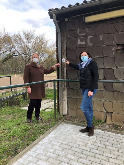 Bildvergrößerung: BVV-Vorsteherin Kerstin Köppen (l.) bei der Übergabe der Sondermittel-Plakette mit Bente Schröfel (r.) vom Ländlichen Reiterverein Tegel e.V.