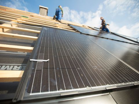 Solardachziegel auf Dach, zwei Arbeiter