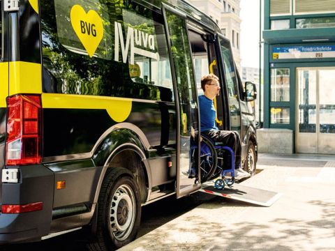 Bildvergrößerung: Ein Mann auf einem Rollstuhl rollt aus einem Fahrzeug mit Rampe heraus. Auf dem Fahrzeug ist das Logo der BVG und der Schriftzug Muva.