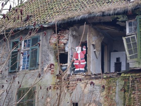 Hausruine mit Weihnachtsmann im kaputten Fenster