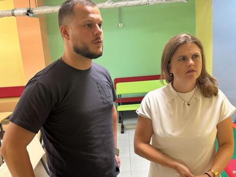 Verwaltungsleiter des Partnerbezirks Darnyzja in Kyjiw Mykola Kalashnik und Clara Herrmann in einem neu eingerichteten Schutzraum für Kindergartenkinder