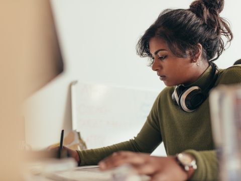 Junge Frau arbeitet an einem Schreibtisch