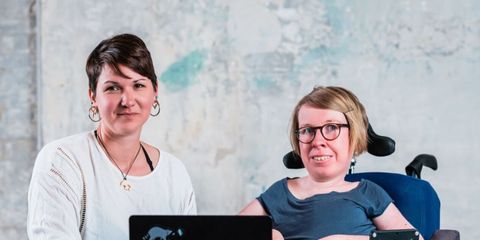 Karina Sturm und Anne Gersdorf arbeiten am Laptop