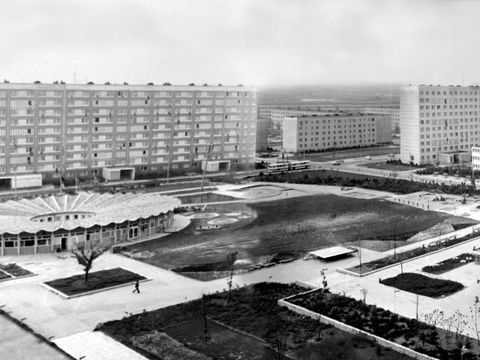 Halle-Neustadt: Wohnkomplex I (Bauzeit 1964-1968). Blick über den Platz Am Gastronom zur kreisförmige Wohngebietsgaststätte Gastronom